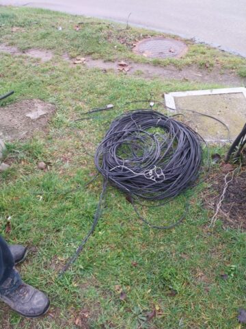 Municipiul Suceava a fost curățat de 10 tone de cabluri de pe stâlpi