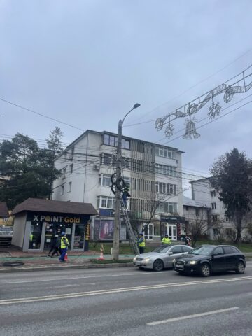 Municipiul Suceava a fost curățat de 10 tone de cabluri de pe stâlpi