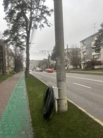 Municipiul Suceava a fost curățat de 10 tone de cabluri de pe stâlpi