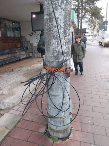 Municipiul Suceava a fost curățat de 10 tone de cabluri de pe stâlpi