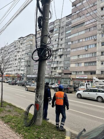 Municipiul Suceava a fost curățat de 10 tone de cabluri de pe stâlpi