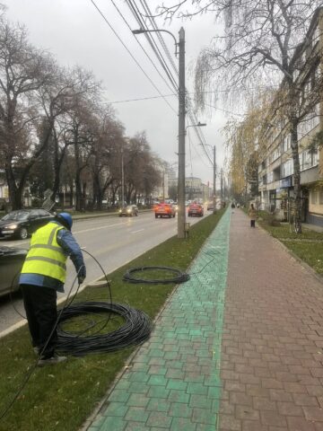 Municipiul Suceava a fost curățat de 10 tone de cabluri de pe stâlpi