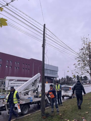 Municipiul Suceava a fost curățat de 10 tone de cabluri de pe stâlpi