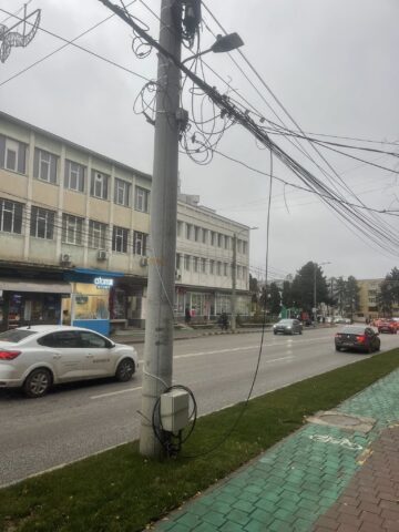 Municipiul Suceava a fost curățat de 10 tone de cabluri de pe stâlpi