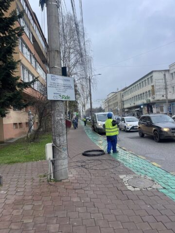 Municipiul Suceava a fost curățat de 10 tone de cabluri de pe stâlpi