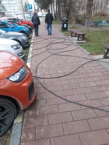 Municipiul Suceava a fost curățat de 10 tone de cabluri de pe stâlpi