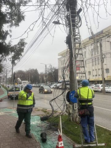 Municipiul Suceava a fost curățat de 10 tone de cabluri de pe stâlpi