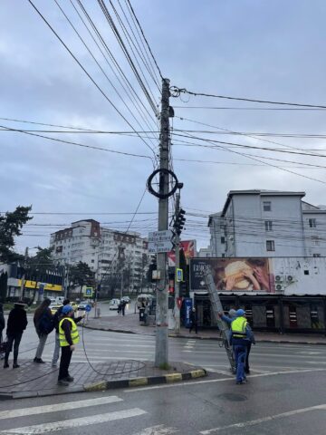 Municipiul Suceava a fost curățat de 10 tone de cabluri de pe stâlpi