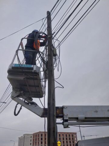 Municipiul Suceava a fost curățat de 10 tone de cabluri de pe stâlpi