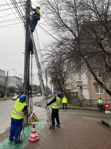 Municipiul Suceava a fost curățat de 10 tone de cabluri de pe stâlpi