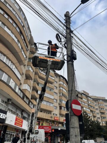 Municipiul Suceava a fost curățat de 10 tone de cabluri de pe stâlpi