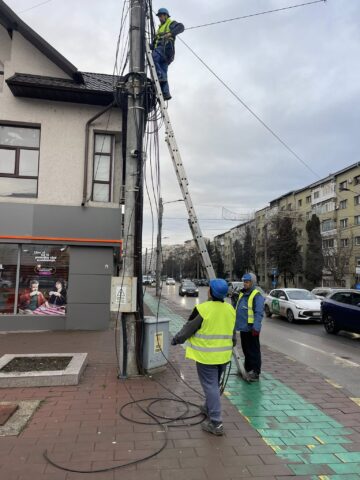 Municipiul Suceava a fost curățat de 10 tone de cabluri de pe stâlpi