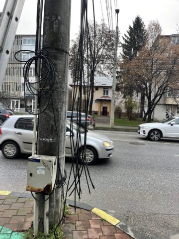 Municipiul Suceava a fost curățat de 10 tone de cabluri de pe stâlpi