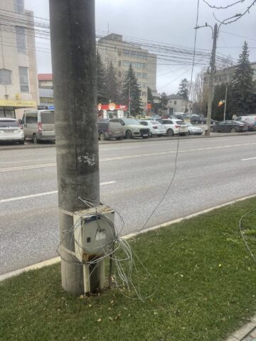 Municipiul Suceava a fost curățat de 10 tone de cabluri de pe stâlpi