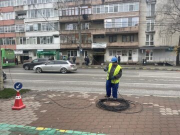 Municipiul Suceava a fost curățat de 10 tone de cabluri de pe stâlpi