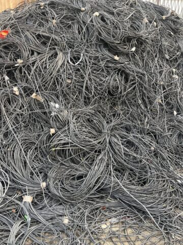 Municipiul Suceava a fost curățat de 10 tone de cabluri de pe stâlpi