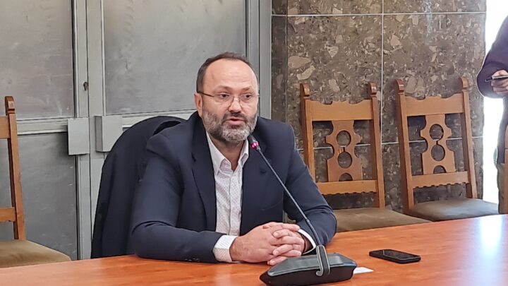 Liderul AUR Suceava, Cătălin Axinte, consideră că intenția primăriei de a scoate la licitație parcările de domiciliu reprezintă un alt bir pus pe suceveni