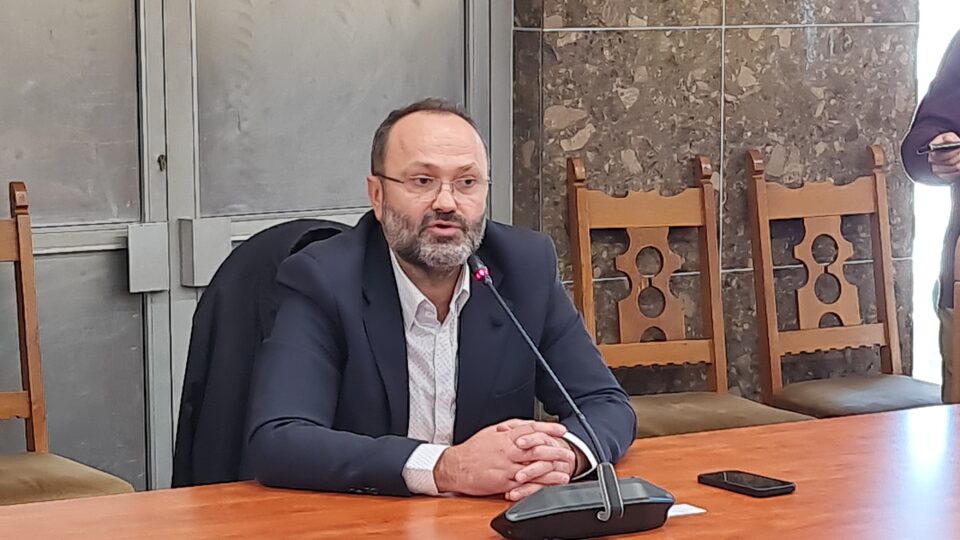 Liderul AUR Suceava, Cătălin Axinte, consideră că intenția primăriei de a scoate la licitație parcările de domiciliu reprezintă un alt bir pus pe suceveni