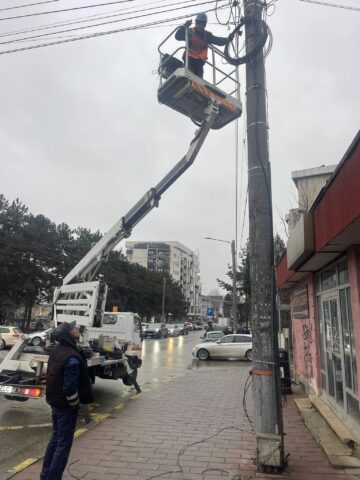 Municipiul Suceava a fost curățat de 10 tone de cabluri de pe stâlpi