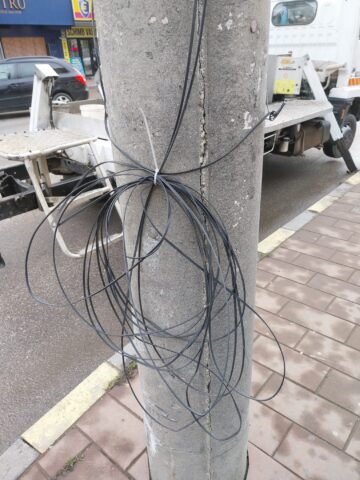Municipiul Suceava a fost curățat de 10 tone de cabluri de pe stâlpi