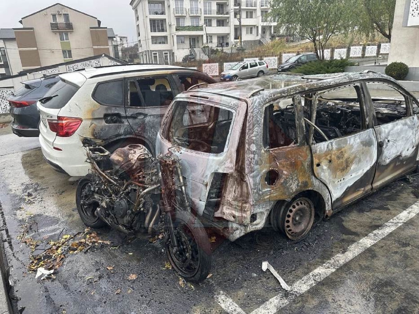 Descinderi la Suceava, urmate de arestări, după o răfuială cu incendieri de mașini, la Iași