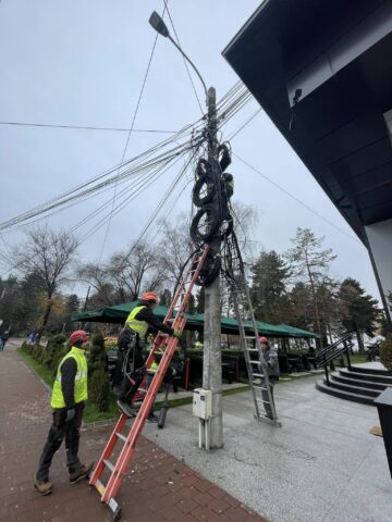 Municipiul Suceava a fost curățat de 10 tone de cabluri de pe stâlpi