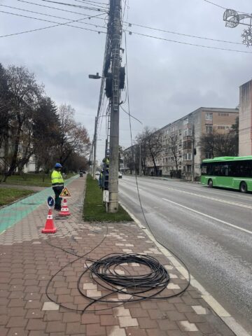 Municipiul Suceava a fost curățat de 10 tone de cabluri de pe stâlpi