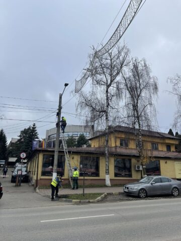 Municipiul Suceava a fost curățat de 10 tone de cabluri de pe stâlpi