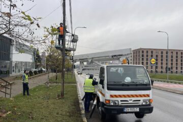 Municipiul Suceava a fost curățat de 10 tone de cabluri de pe stâlpi