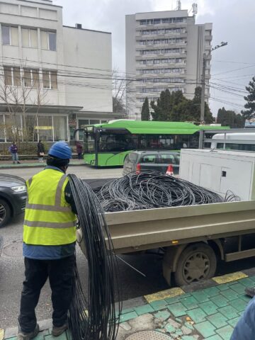 Municipiul Suceava a fost curățat de 10 tone de cabluri de pe stâlpi