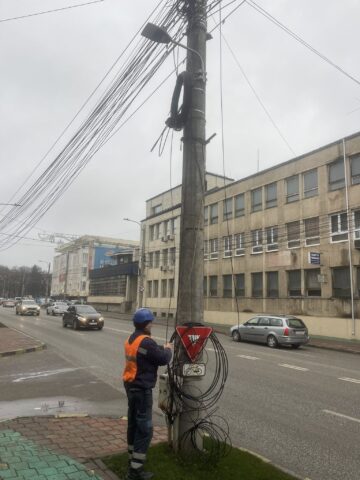 Municipiul Suceava a fost curățat de 10 tone de cabluri de pe stâlpi