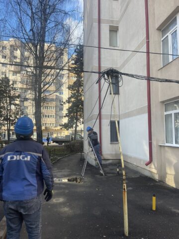 Municipiul Suceava a fost curățat de 10 tone de cabluri de pe stâlpi