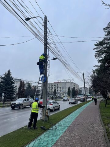 Municipiul Suceava a fost curățat de 10 tone de cabluri de pe stâlpi