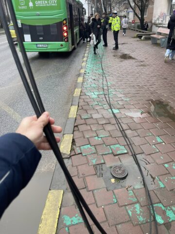 Municipiul Suceava a fost curățat de 10 tone de cabluri de pe stâlpi