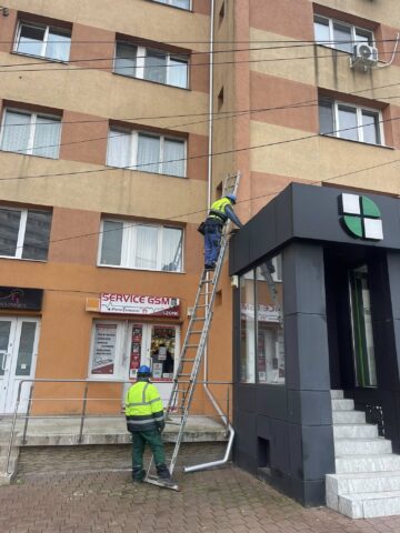 Municipiul Suceava a fost curățat de 10 tone de cabluri de pe stâlpi