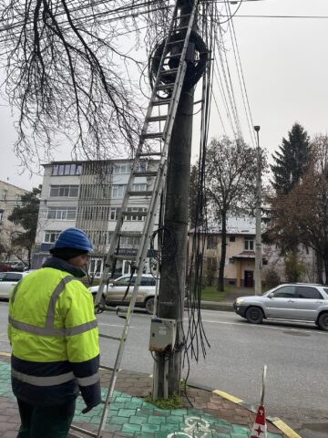 Municipiul Suceava a fost curățat de 10 tone de cabluri de pe stâlpi