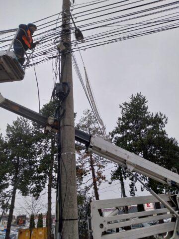 Municipiul Suceava a fost curățat de 10 tone de cabluri de pe stâlpi