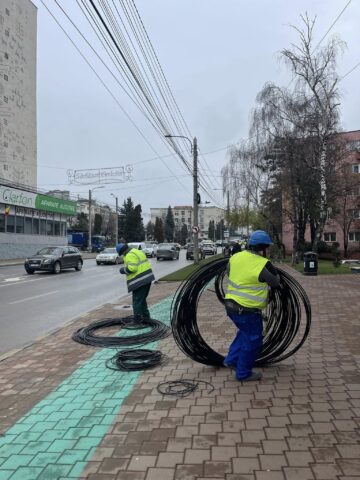 Municipiul Suceava a fost curățat de 10 tone de cabluri de pe stâlpi