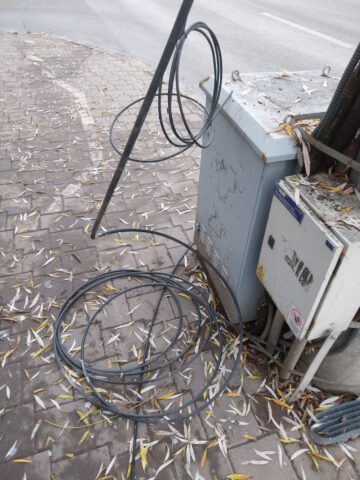 Municipiul Suceava a fost curățat de 10 tone de cabluri de pe stâlpi