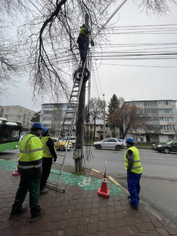 Municipiul Suceava a fost curățat de 10 tone de cabluri de pe stâlpi