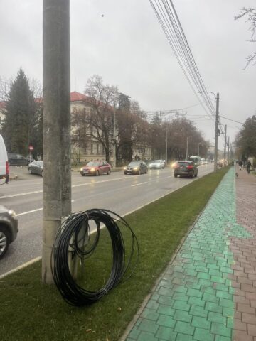 Municipiul Suceava a fost curățat de 10 tone de cabluri de pe stâlpi