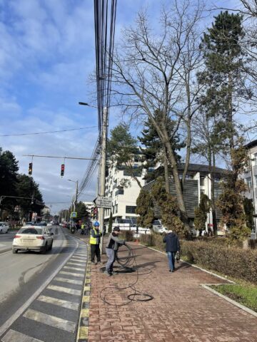 Municipiul Suceava a fost curățat de 10 tone de cabluri de pe stâlpi