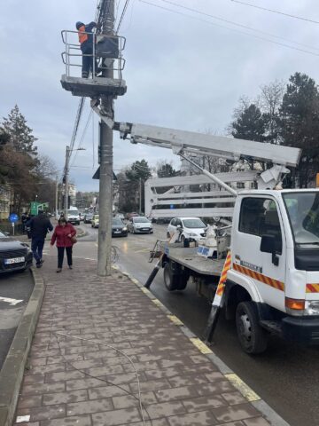 Municipiul Suceava a fost curățat de 10 tone de cabluri de pe stâlpi