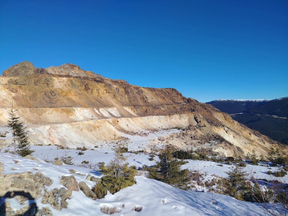 Zăpada viscolită în zona de munte ajunge și la jumătate de metru
