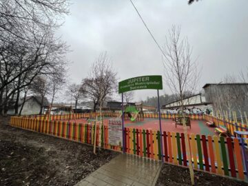 Loc de joacă complet refăcut, dat în folosință de Crăciun, în  cartierul sucevean George Enescu