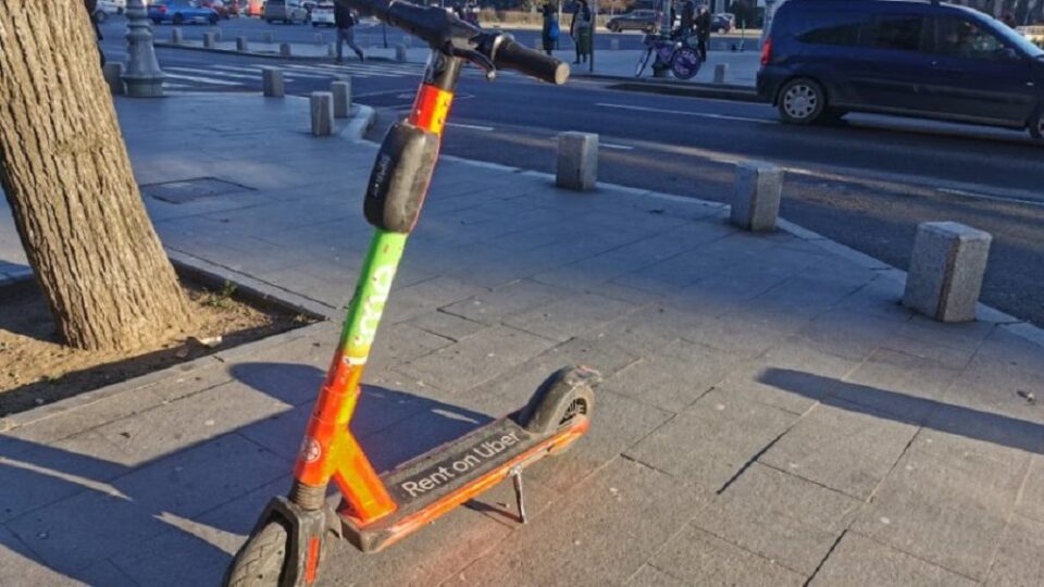 Femeie care traversa pe o trecere de pietoni, lovită de o trotinetă electrică