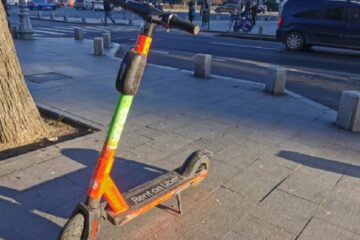 Femeie care traversa pe o trecere de pietoni, lovită de o trotinetă electrică