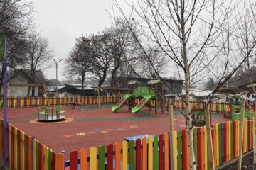 Loc de joacă complet refăcut, dat în folosință de Crăciun, în  cartierul sucevean George Enescu