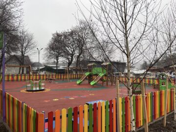Loc de joacă complet refăcut, dat în folosință de Crăciun, în  cartierul sucevean George Enescu