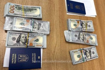 Bancnote în sumă de 60.000 de dolari, găsite ascunse în încălțămintea a două femei